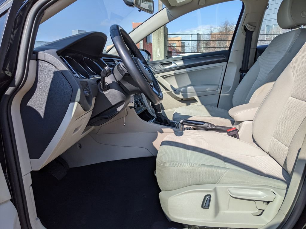 Used 2018 Volkswagen Golf S image 11