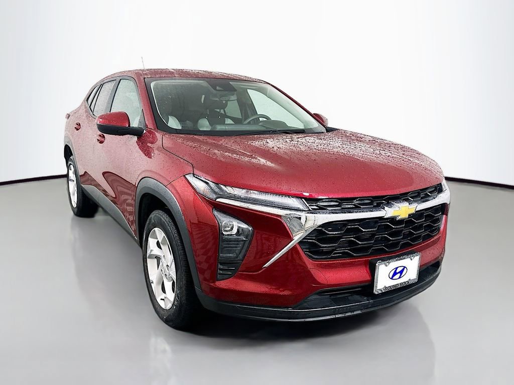 Used 2025 Chevrolet Trax LS w/ LS Convenience Package image 3