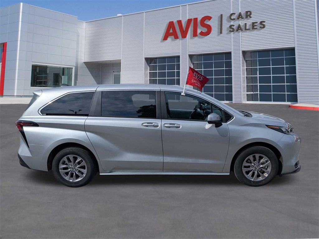 Used 2025 Toyota Sienna LE image 5