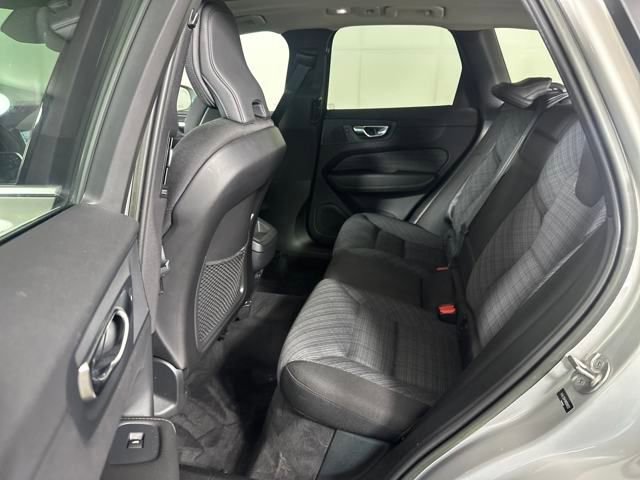 Used 2022 Volvo XC60 B5 Momentum image 25