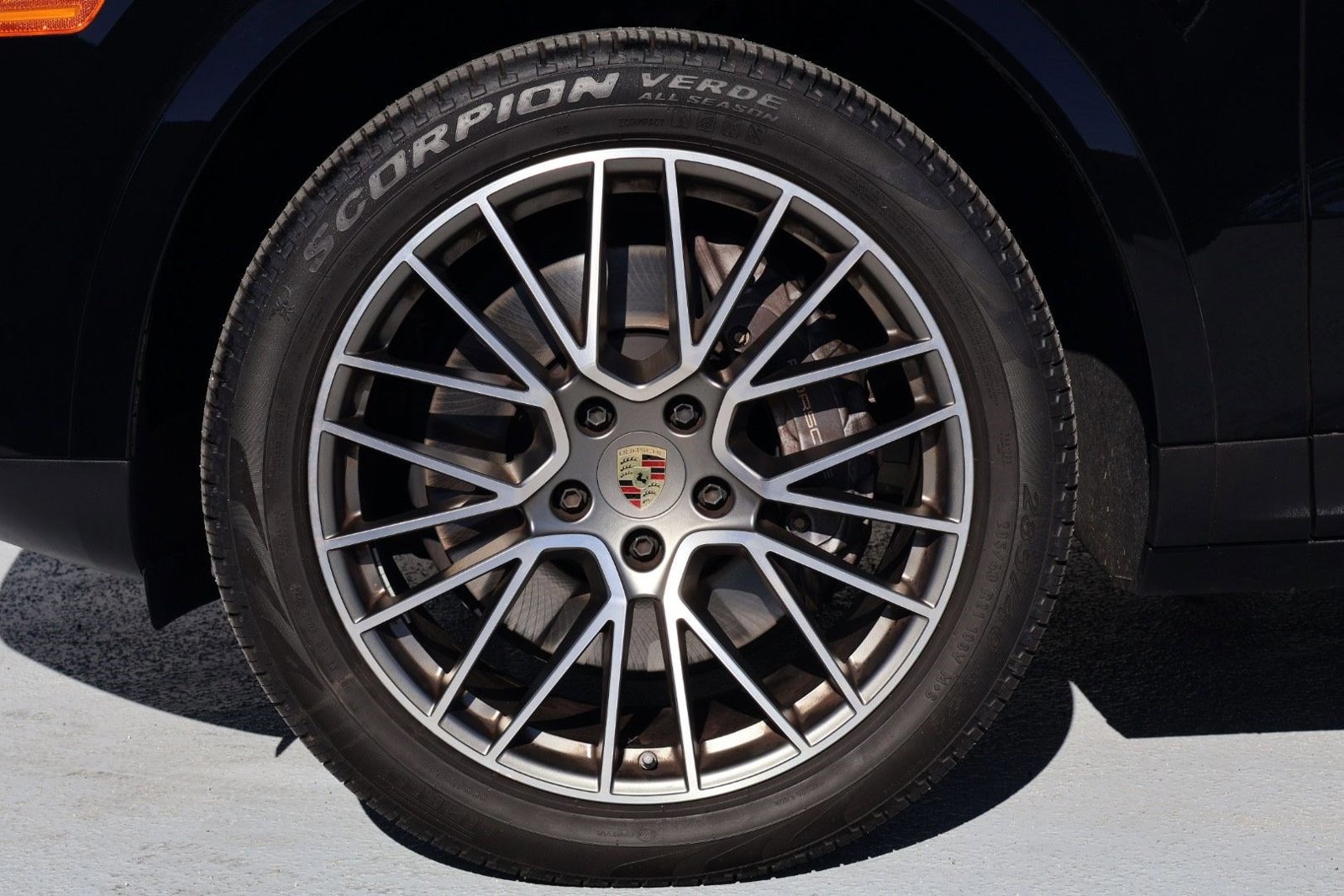 Certified 2023 Porsche Cayenne Platinum Edition image 27