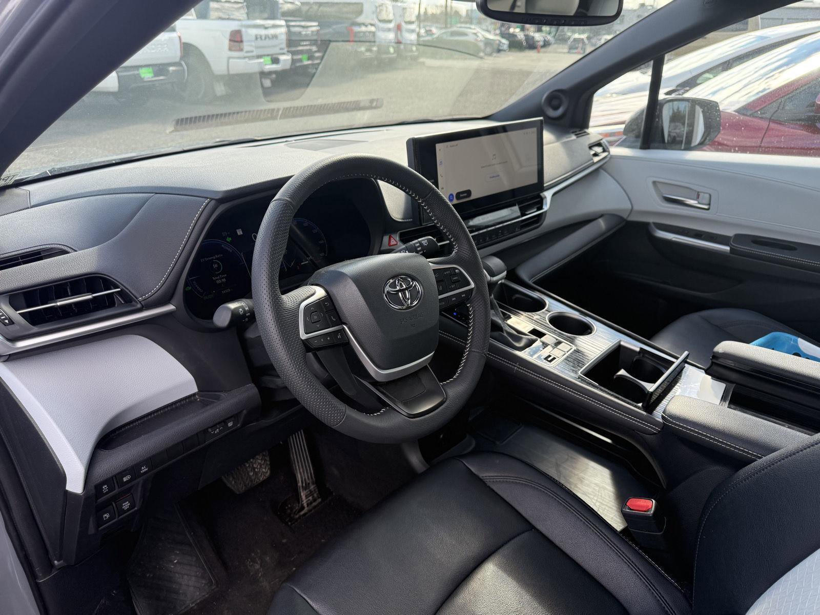 Used 2025 Toyota Sienna XSE w/ XSE Plus Package image 16