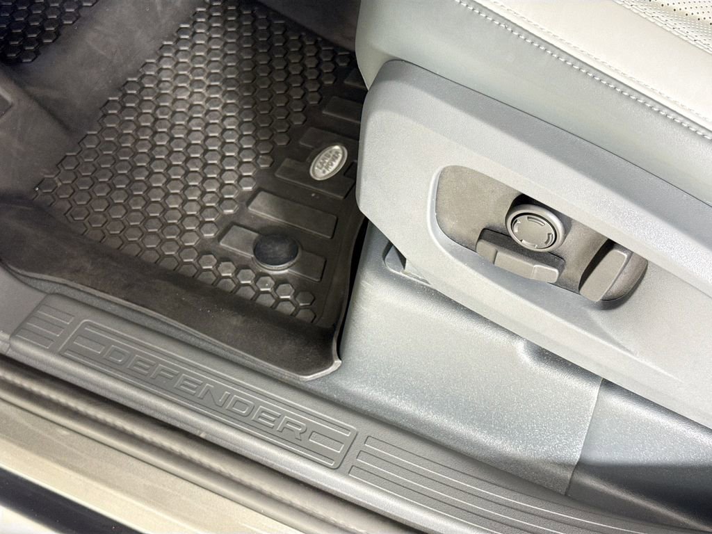 Used 2025 Land Rover Defender 110 X-Dynamic SE AWD/4WD image 18