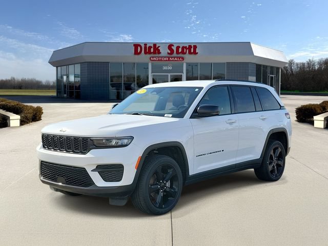 Used 2023 Jeep Grand Cherokee Altitude AWD/4WD image 2