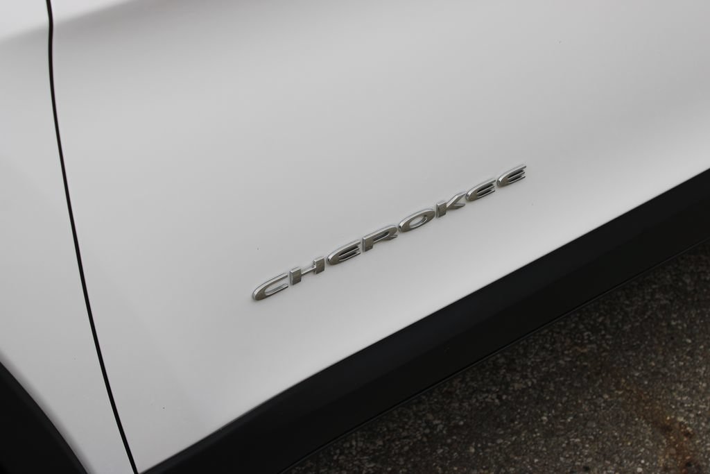 Used 2019 Jeep Cherokee Limited w/ Luxury Group AWD/4WD image 8
