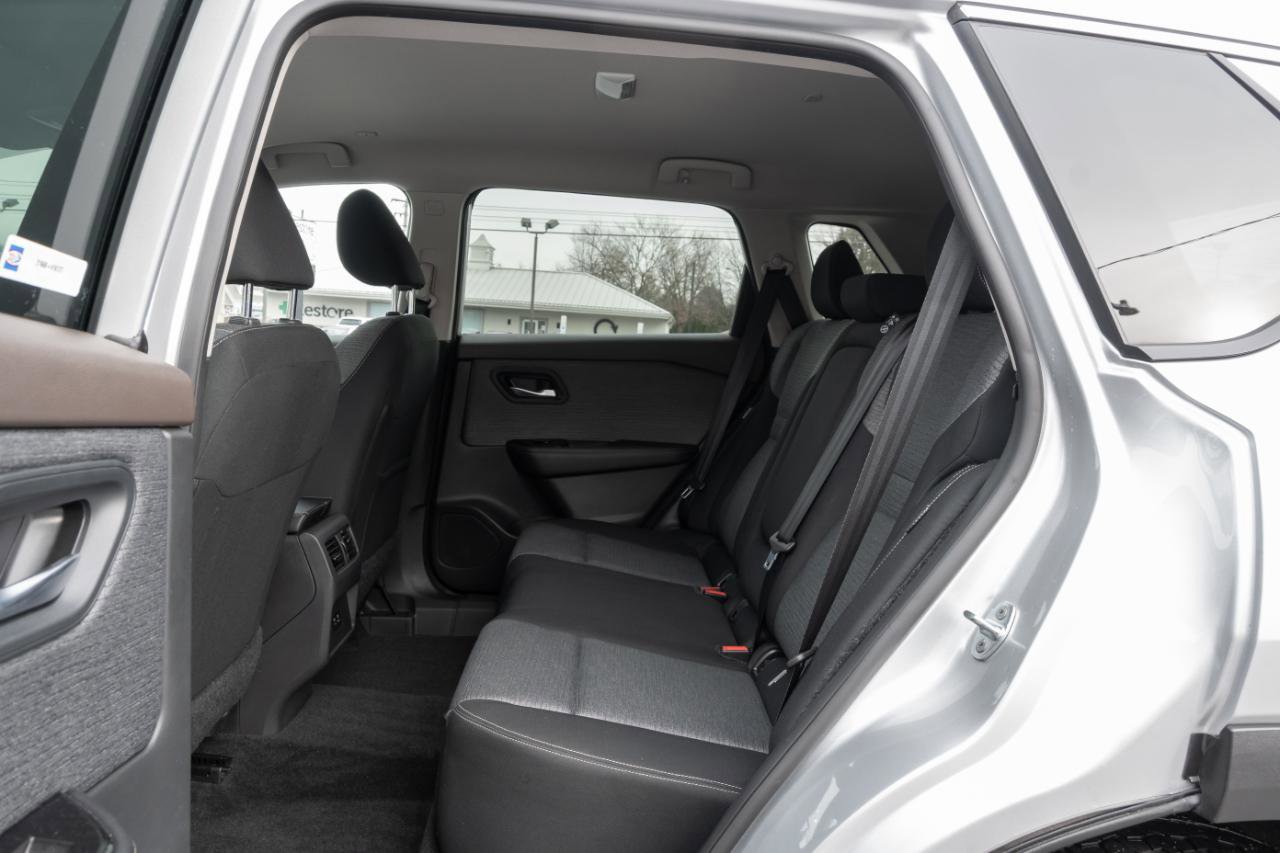 Used 2023 Nissan Rogue SV image 34