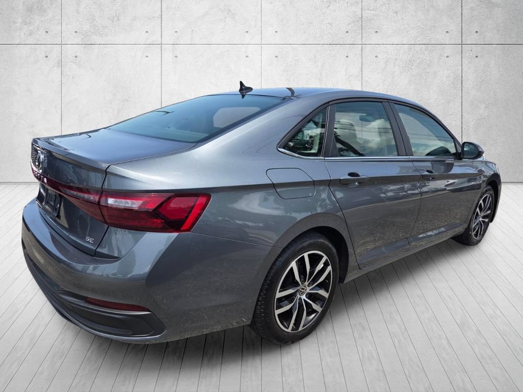 Used 2025 Volkswagen Jetta SE FWD image 4