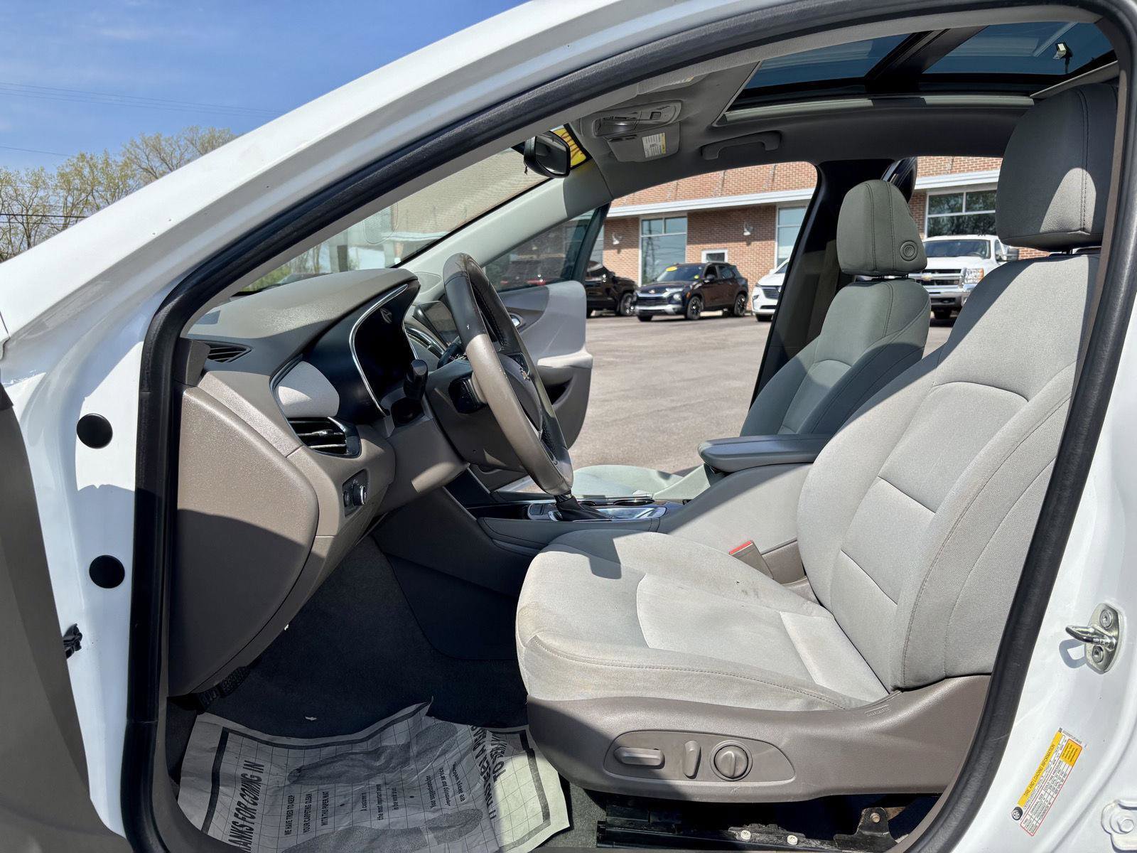 Used 2018 Chevrolet Malibu LT FWD image 2