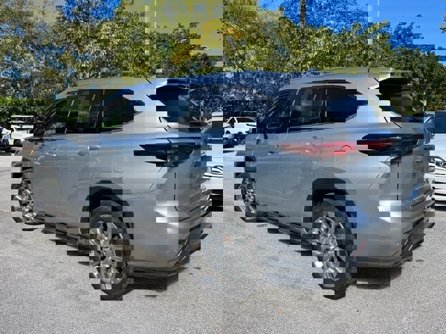 Used 2023 Toyota Highlander Limited image 3