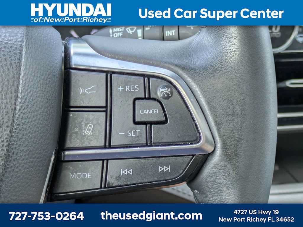 Used 2021 Toyota Highlander XLE AWD/4WD image 39