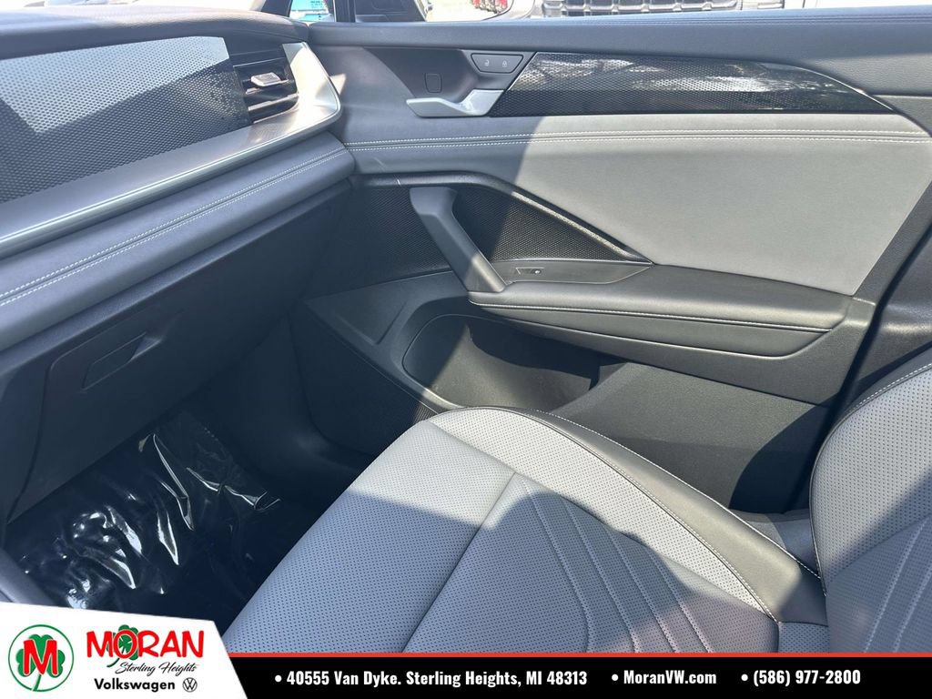 Certified 2025 Volkswagen Tiguan SE w/ Panoramic Sunroof Package AWD/4WD image 33