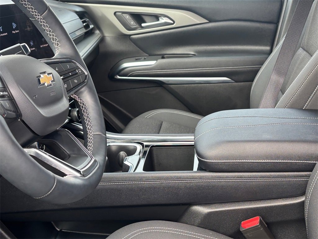 Used 2025 Chevrolet Traverse LT image 11