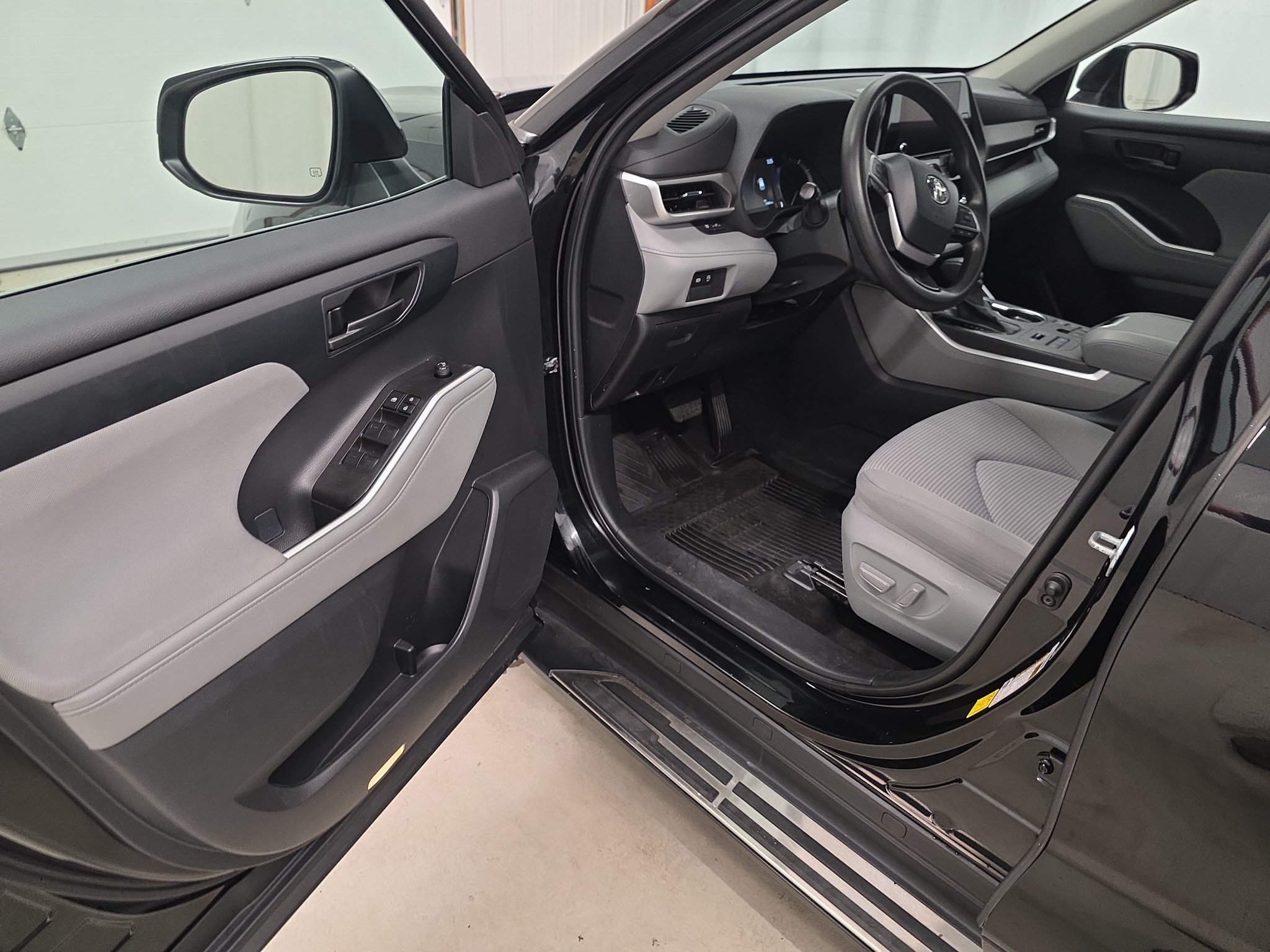 Used 2023 Toyota Highlander L AWD/4WD image 17