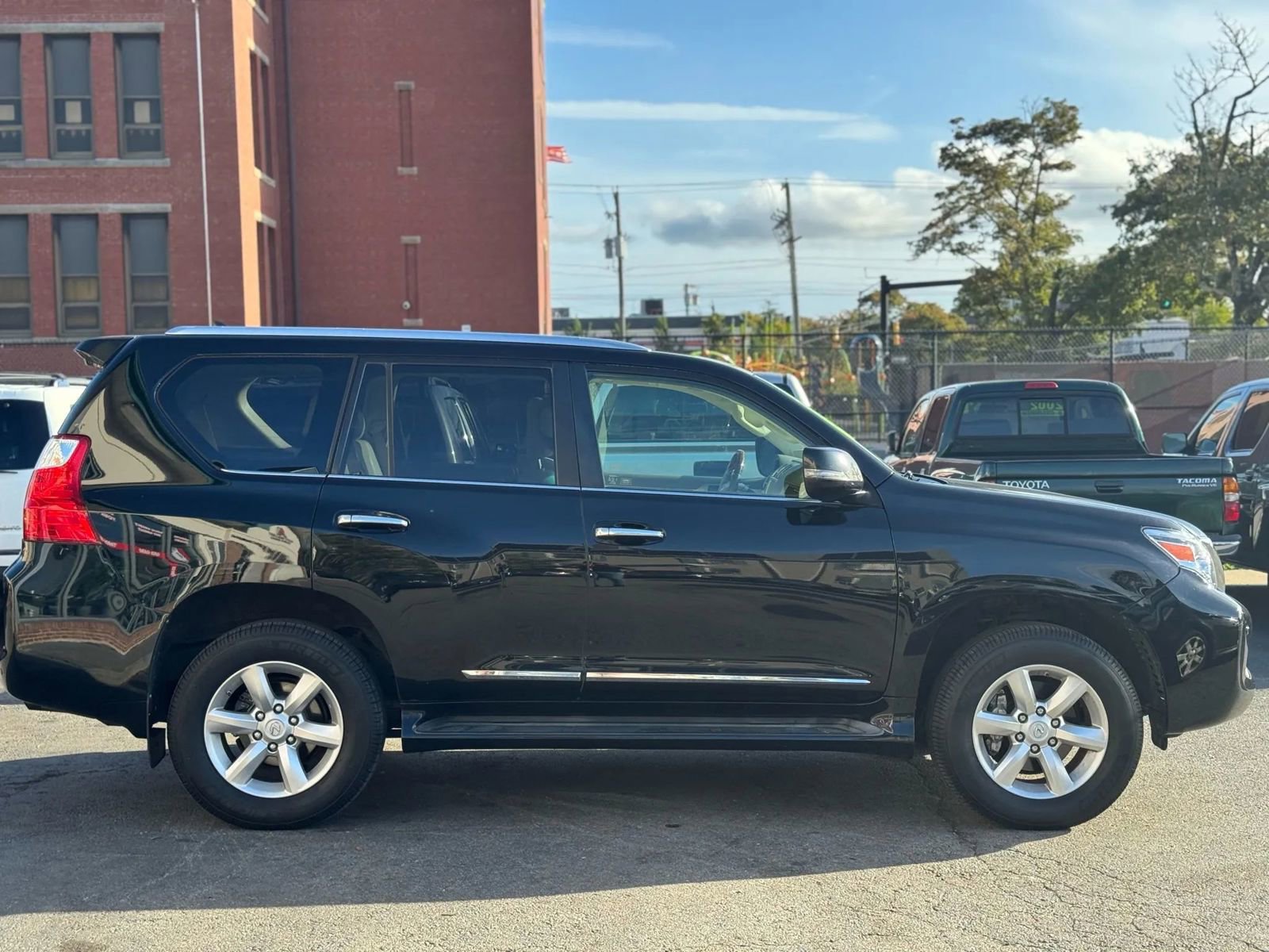 Used 2011 Lexus GX 460 image 3