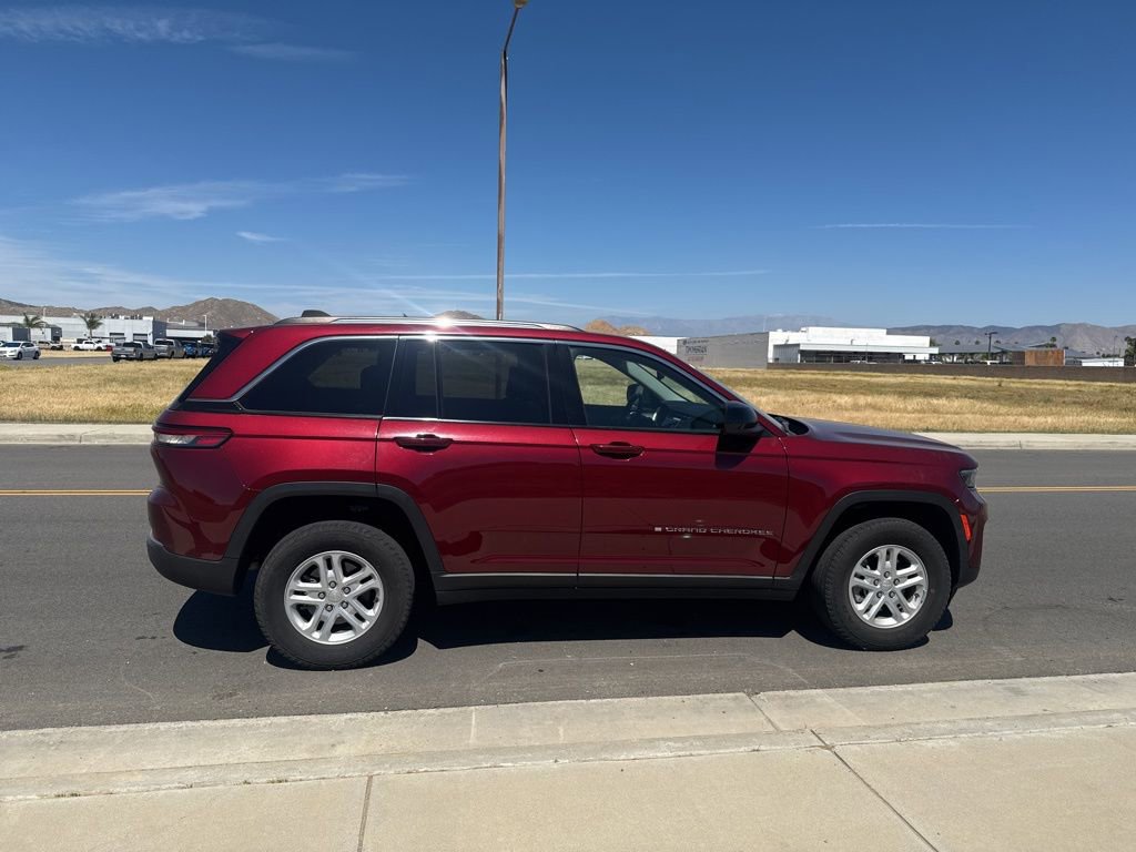 Used 2023 Jeep Grand Cherokee Laredo image 9