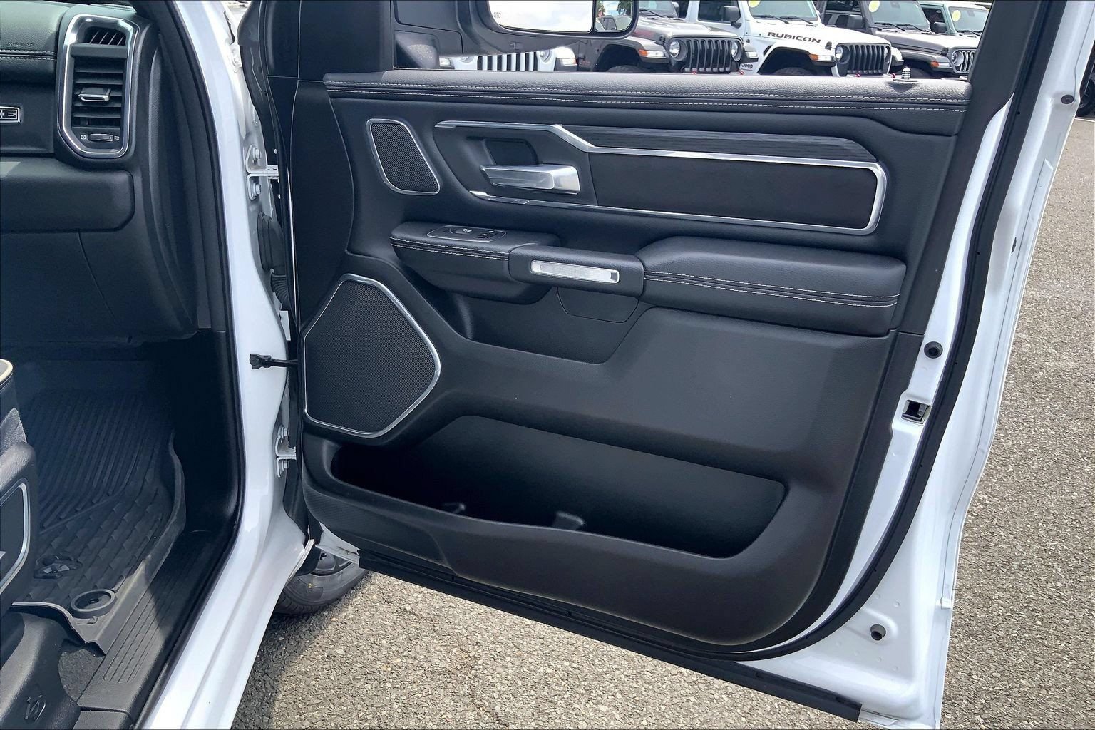 Used 2024 RAM 1500 Laramie AWD/4WD image 17