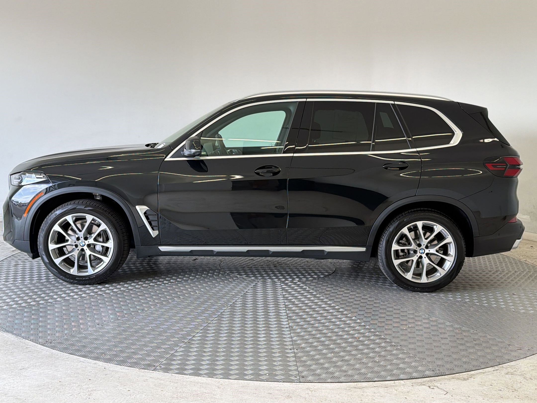 Used 2026 BMW X5 xDrive40i w/ Executive Package image 2