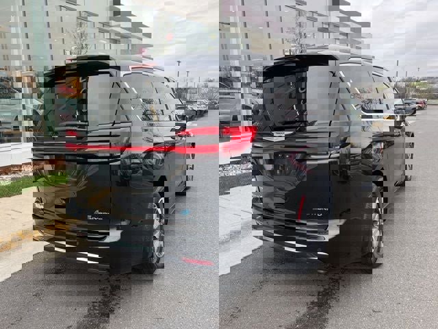 Used 2023 Chrysler Pacifica Touring-L image 8