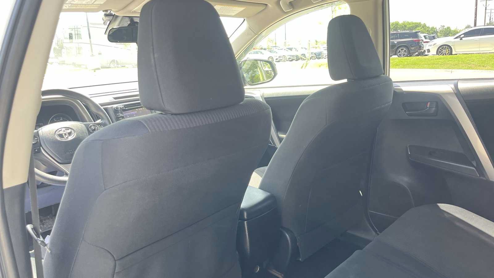 Used 2017 Toyota RAV4 LE AWD/4WD image 31