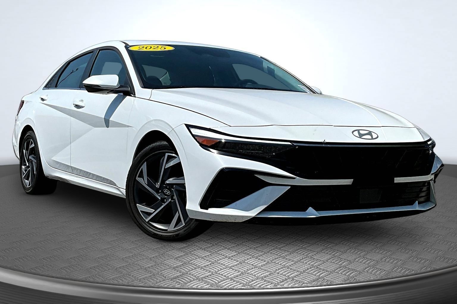 Used 2025 Hyundai Elantra Limited FWD image 2