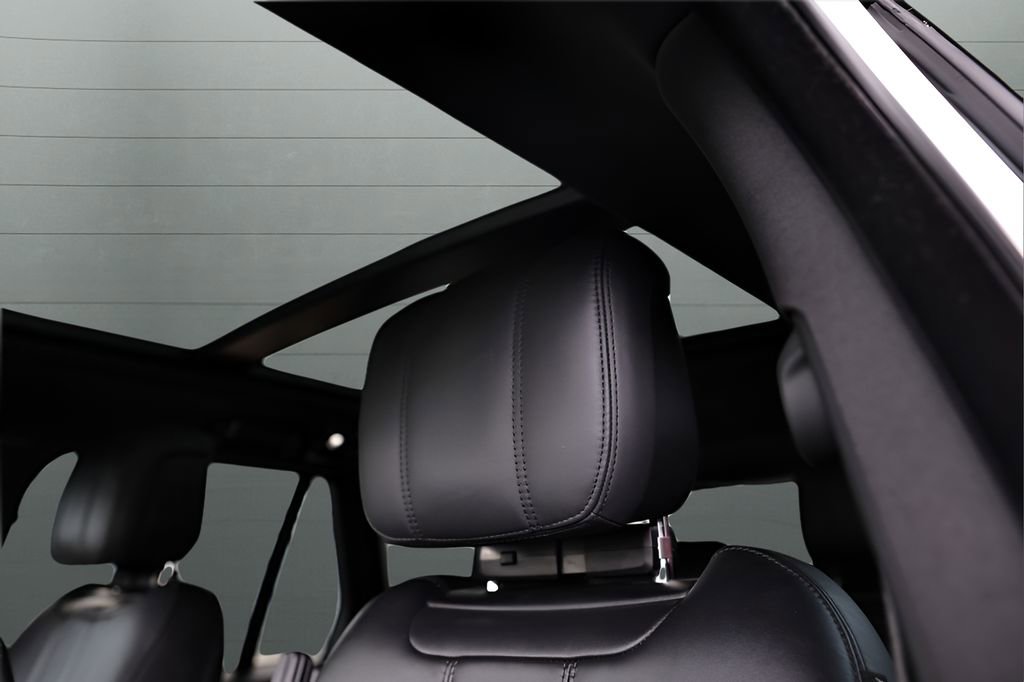 Used 2022 Land Rover Range Rover P525 Westminster Edition image 32