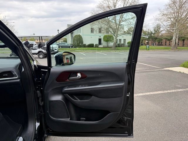 Used 2020 Chrysler Pacifica Limited FWD image 28