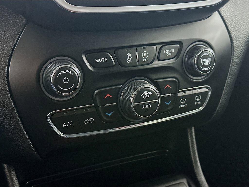 Used 2020 Jeep Cherokee Trailhawk w/ Cold Weather Group image 18