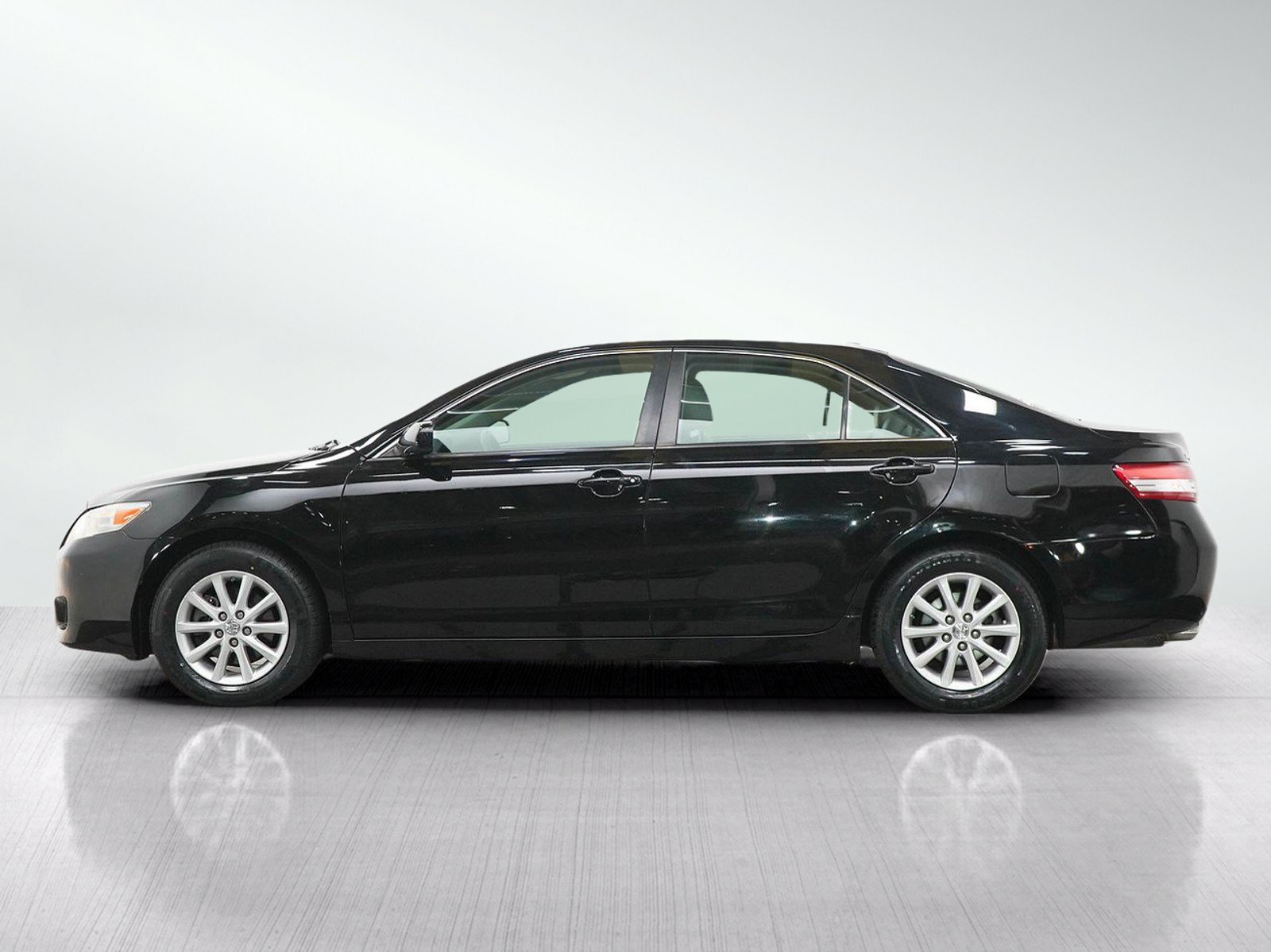 Used 2011 Toyota Camry XLE w/ XLE Extra-Value Pkg #1 FWD image 2