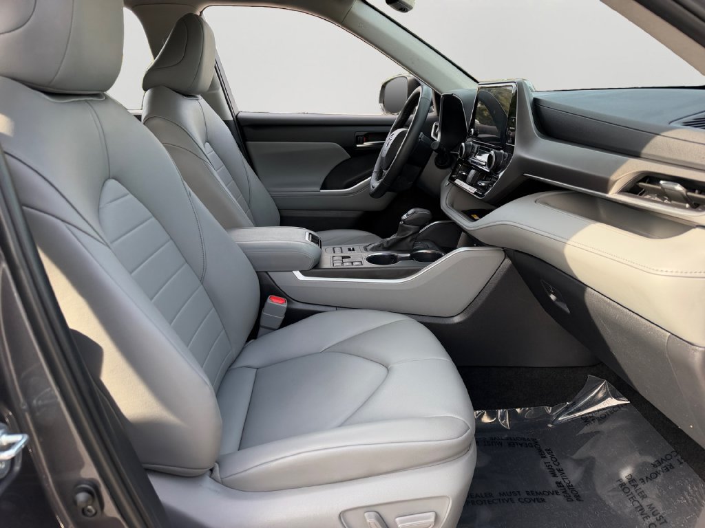 Used 2024 Toyota Highlander XLE AWD/4WD image 8