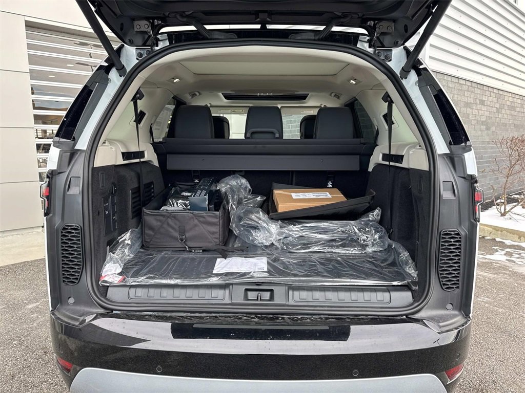New 2026 Land Rover Discovery Limited Edition image 6