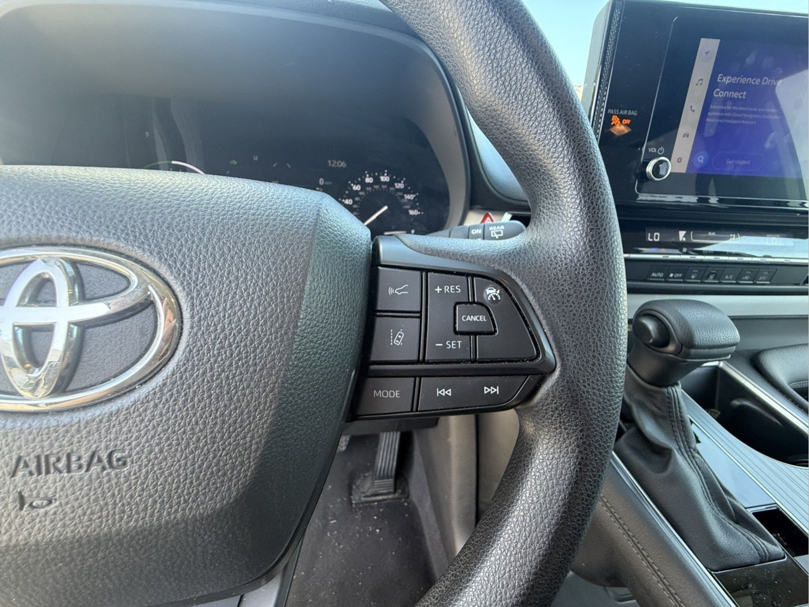 Used 2025 Toyota Sienna LE FWD image 17