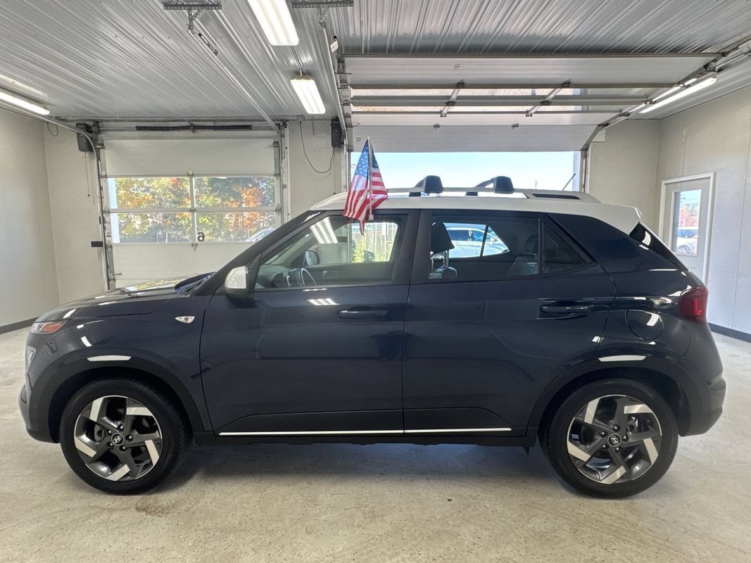 Used 2024 Hyundai Venue Limited FWD image 2