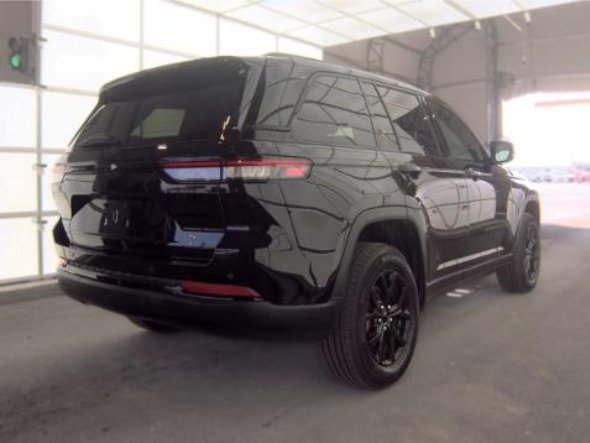 Used 2025 Jeep Grand Cherokee Altitude RWD image 2