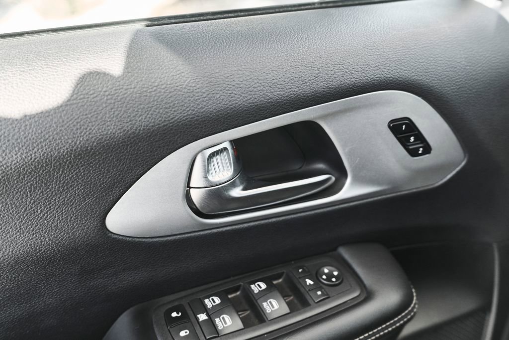 Used 2025 Chrysler Pacifica Limited image 14