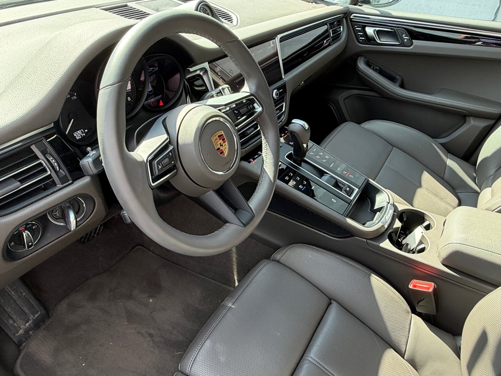 Used 2023 Porsche Macan AWD/4WD image 4