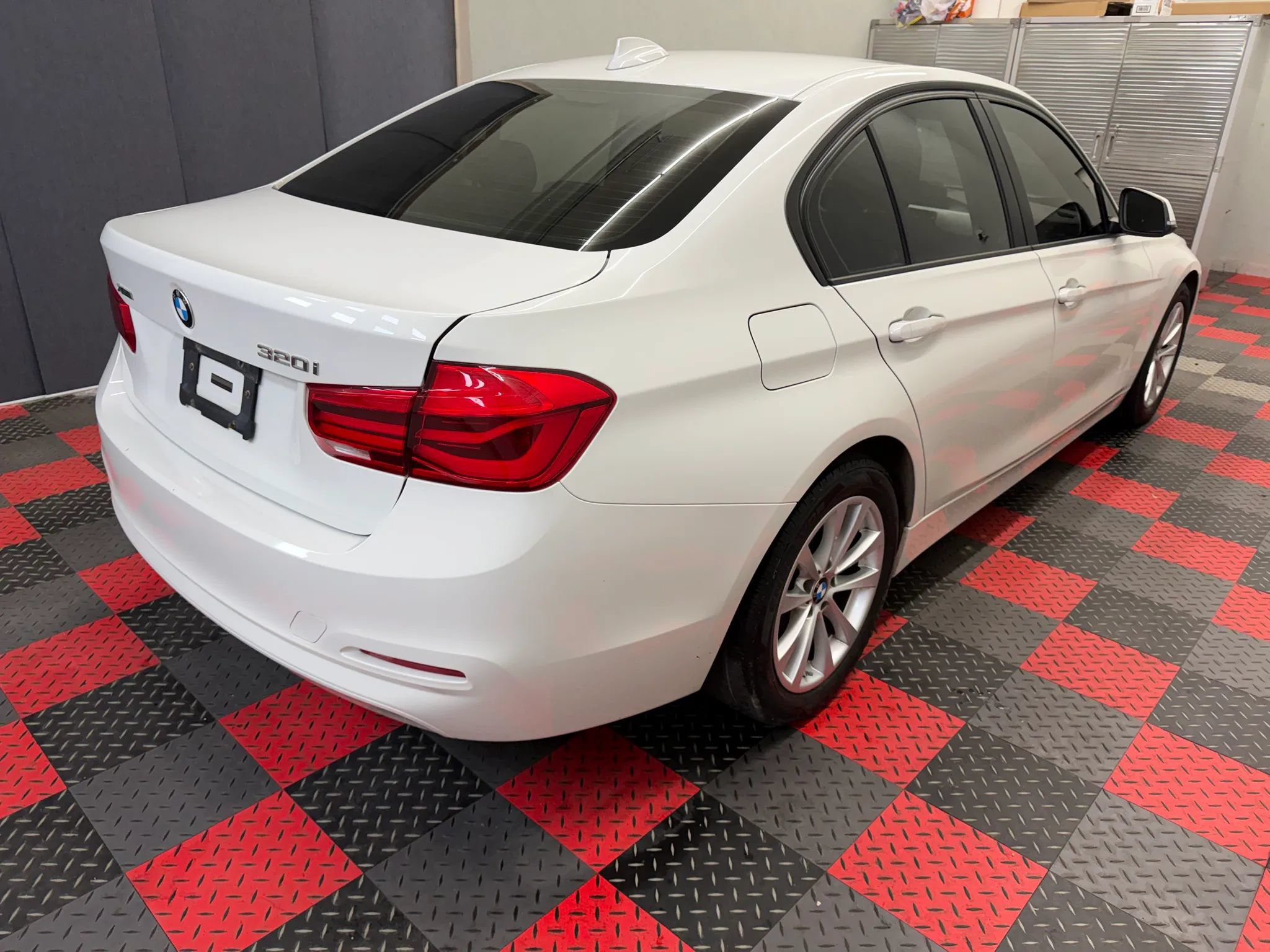 Used 2018 BMW 320i xDrive Sedan AWD/4WD image 3