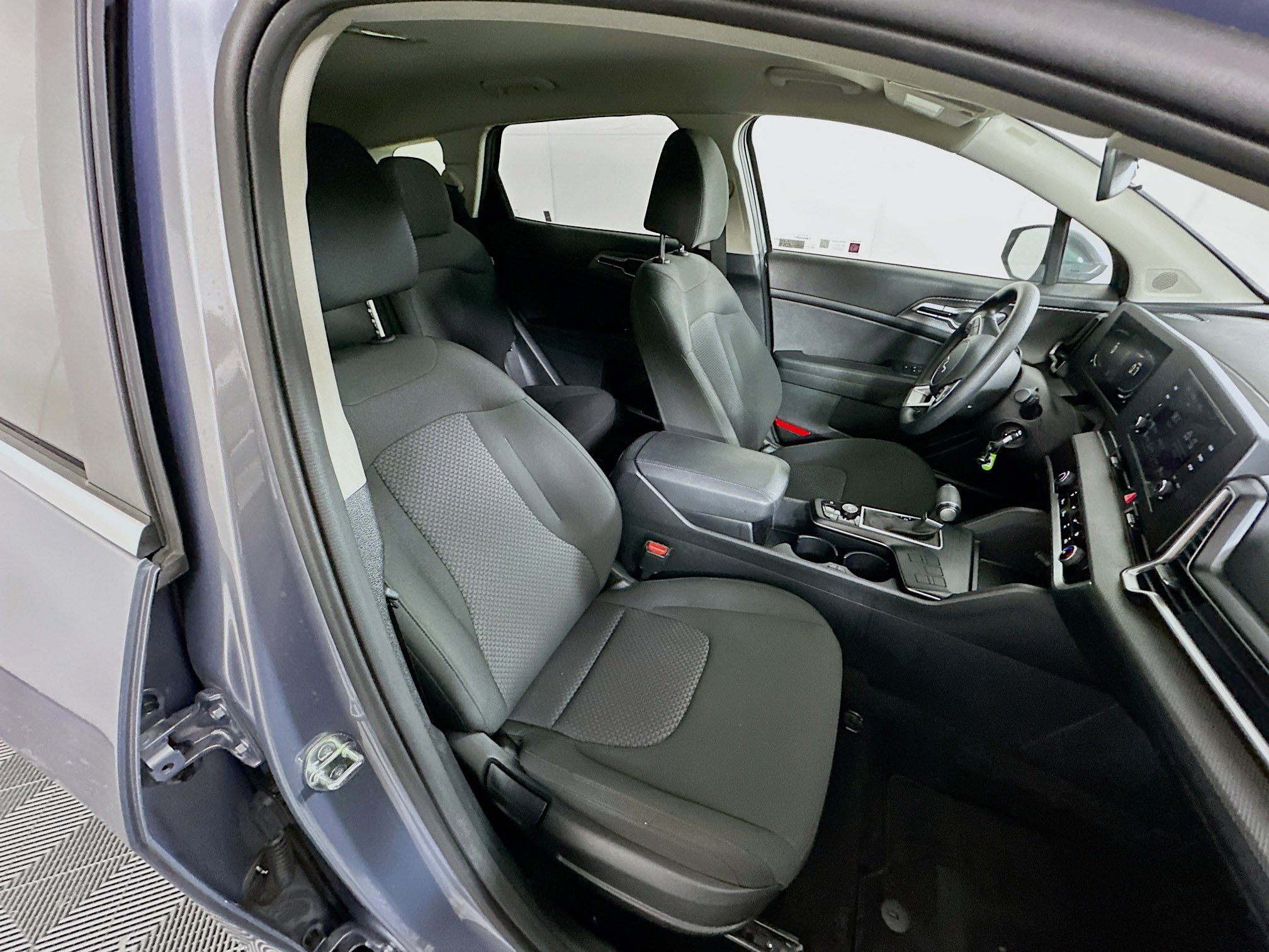 Used 2025 Kia Sportage LX image 30