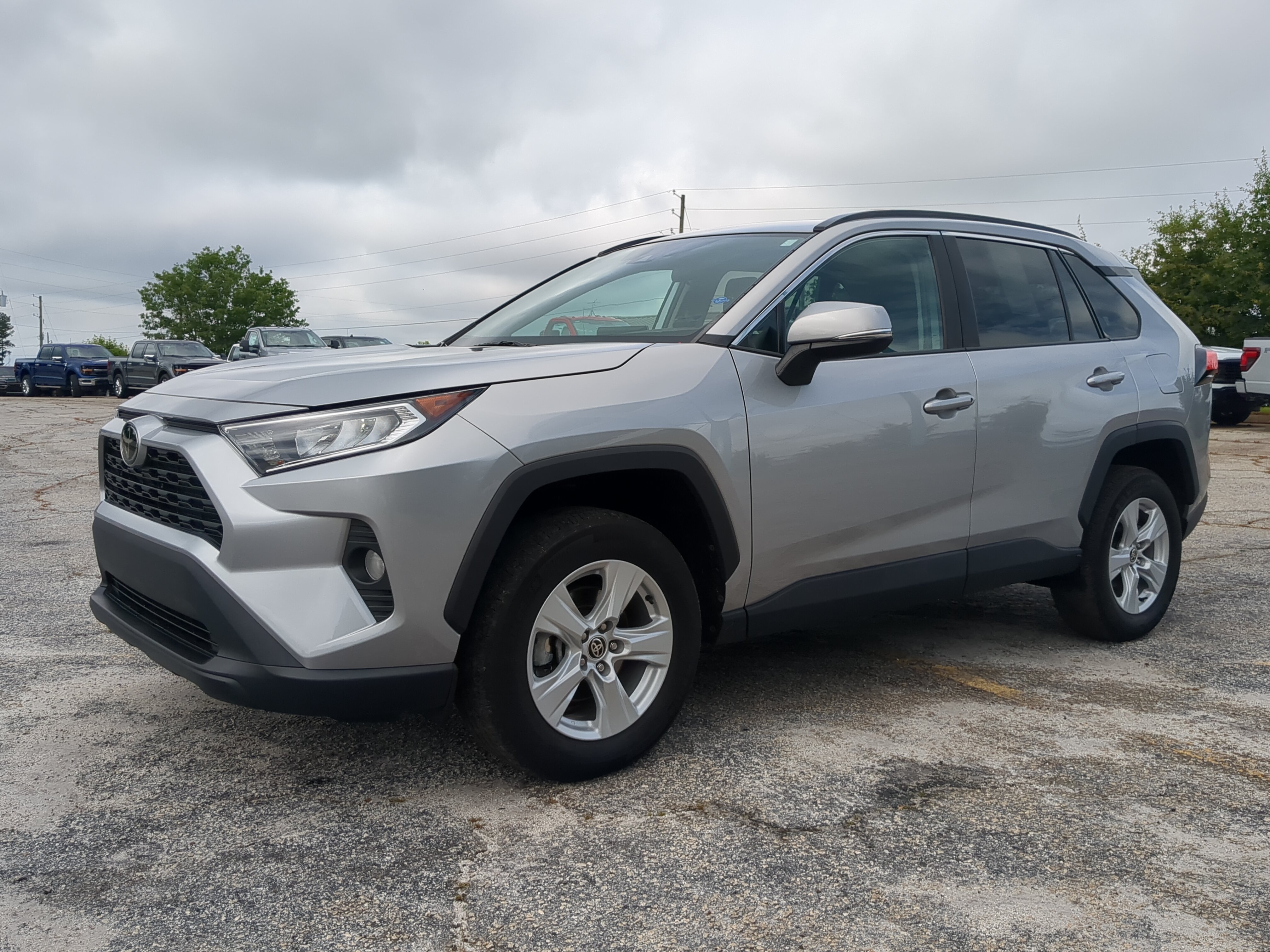 Used 2021 Toyota RAV4 XLE w/ Convenience Package FWD image 6