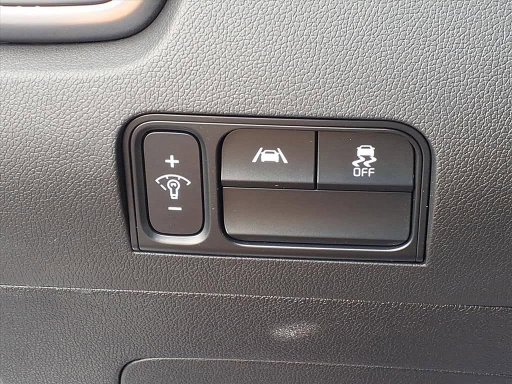 Used 2023 Kia Sorento LX FWD image 19
