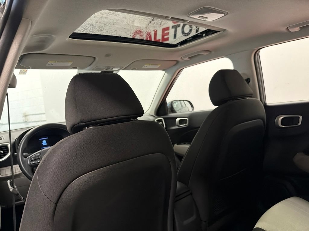 Used 2023 Hyundai Venue SEL FWD image 14