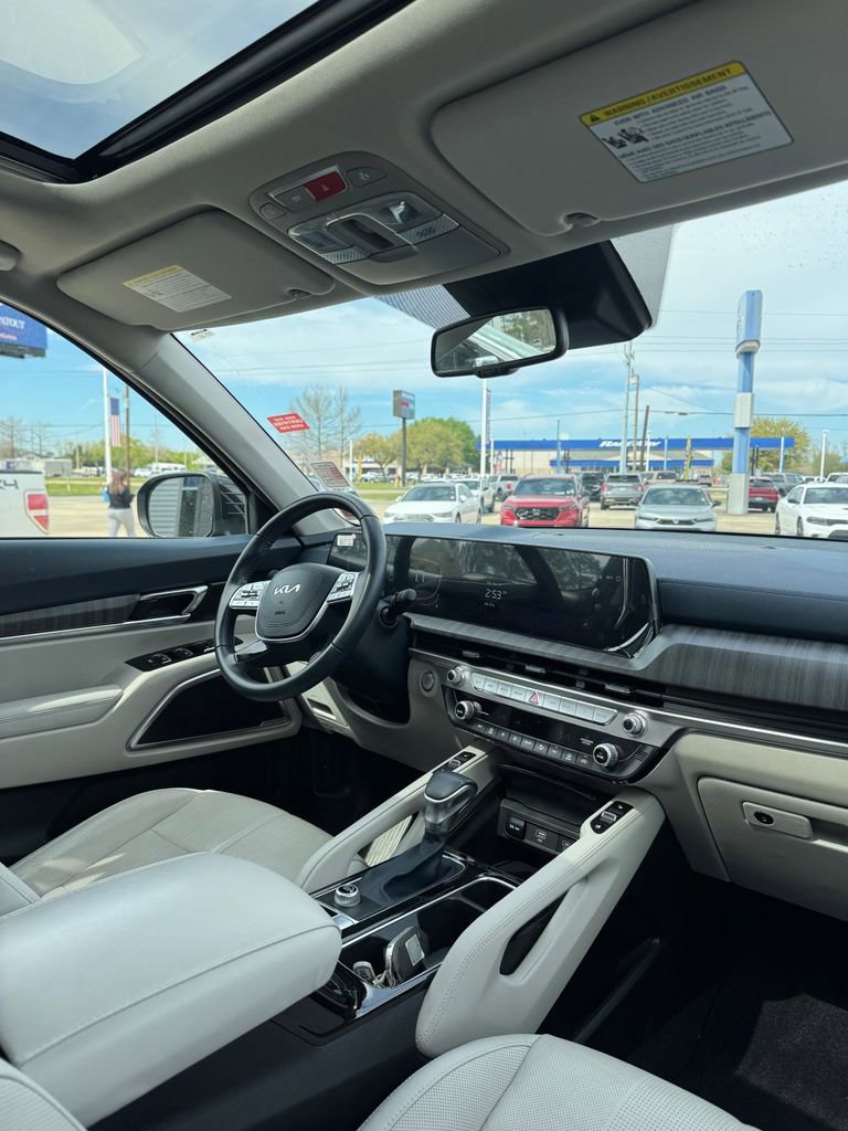 Used 2024 Kia Telluride EX w/ EX Captain's Chair Package image 13