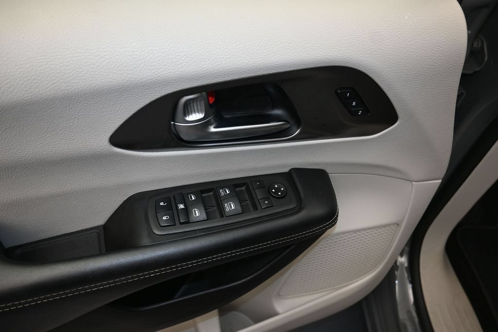 Used 2022 Chrysler Pacifica Touring-L FWD image 11