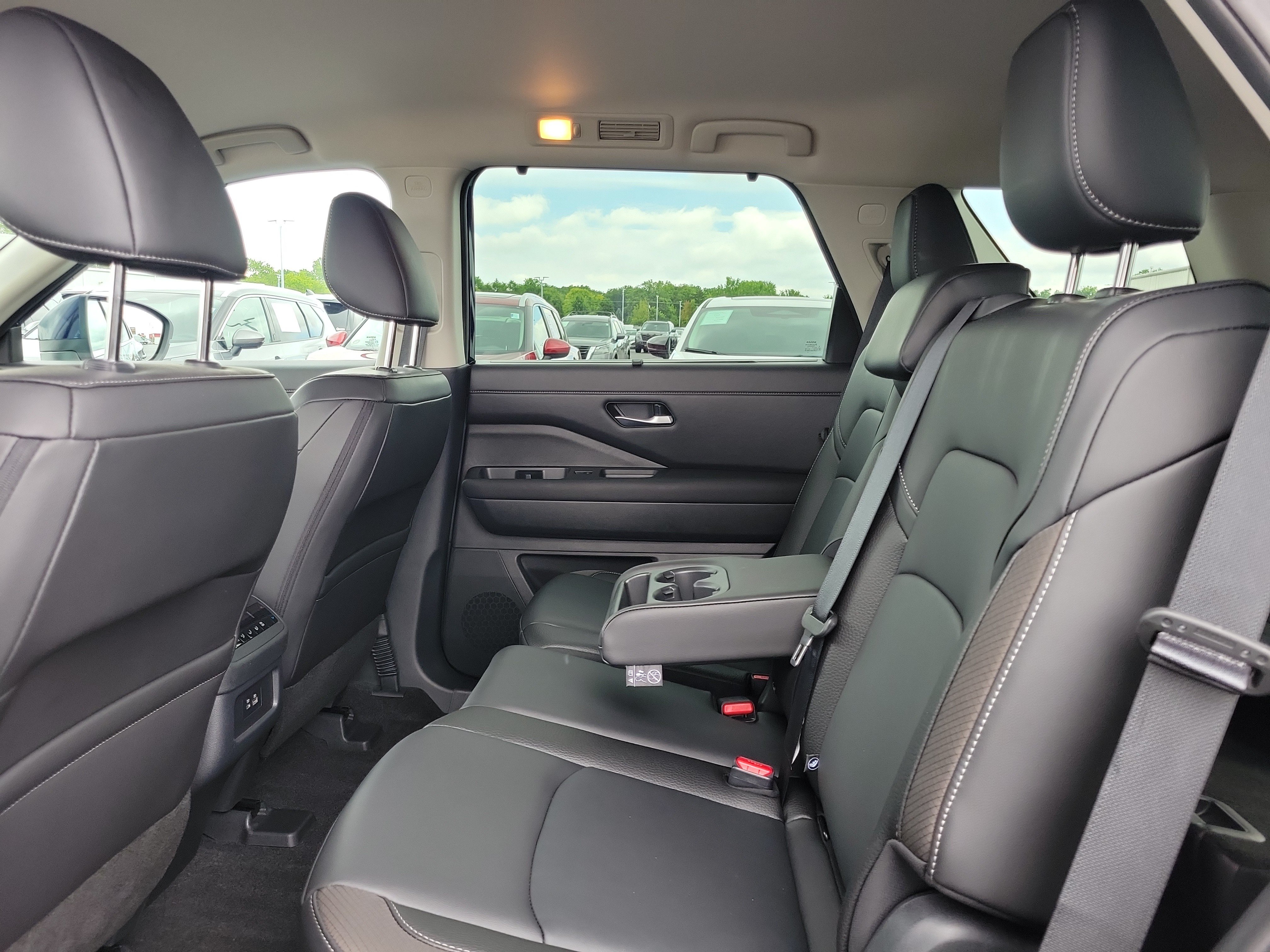 Used 2025 Nissan Pathfinder SL w/ Black Appearance Package AWD/4WD image 11