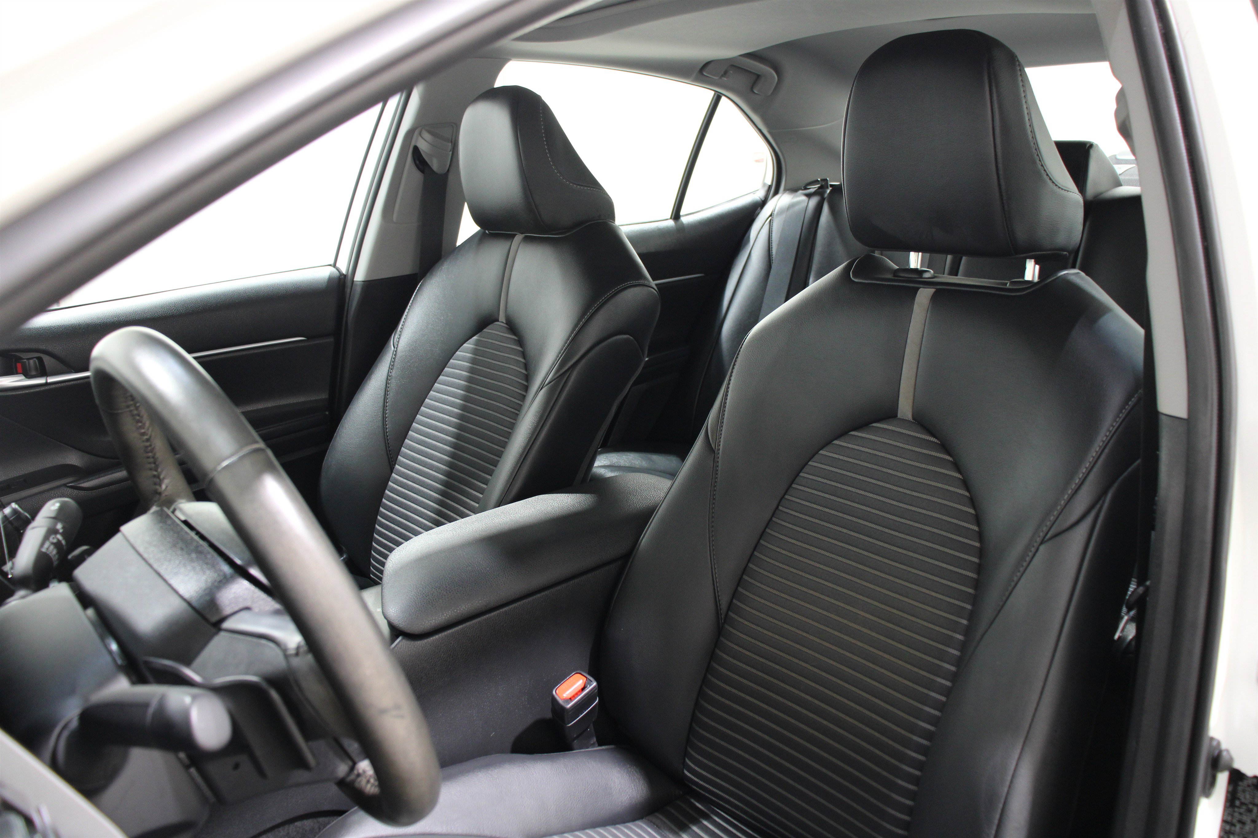 Used 2023 Toyota Camry SE image 4