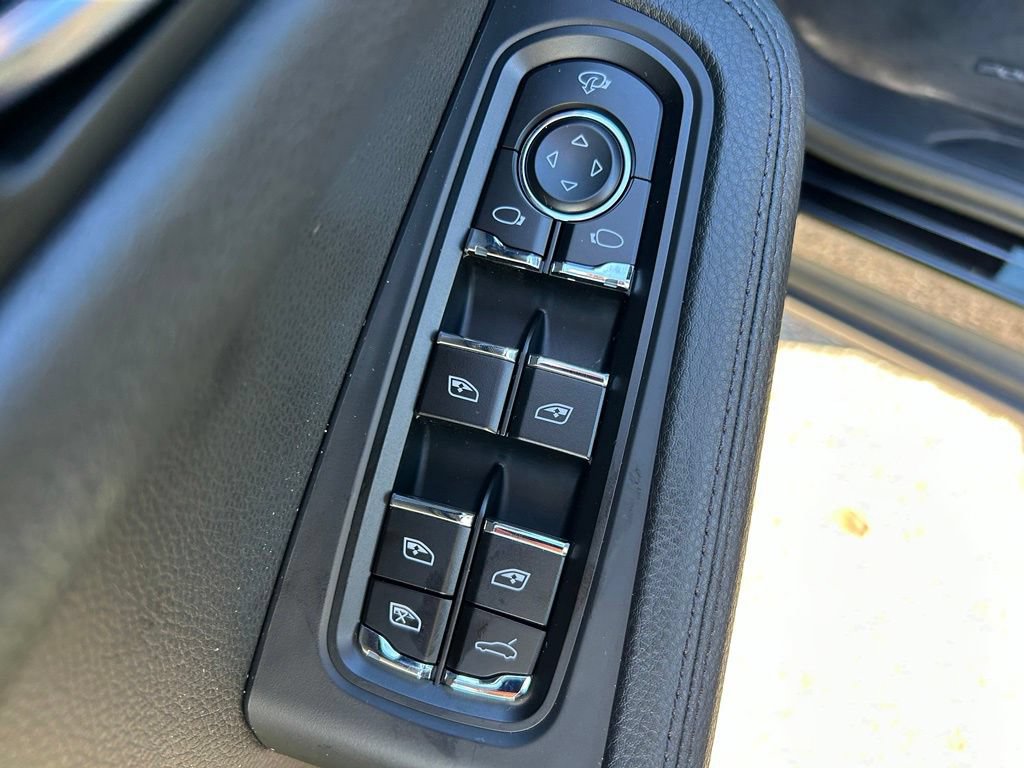 Used 2023 Porsche Macan Turbo AWD/4WD image 20