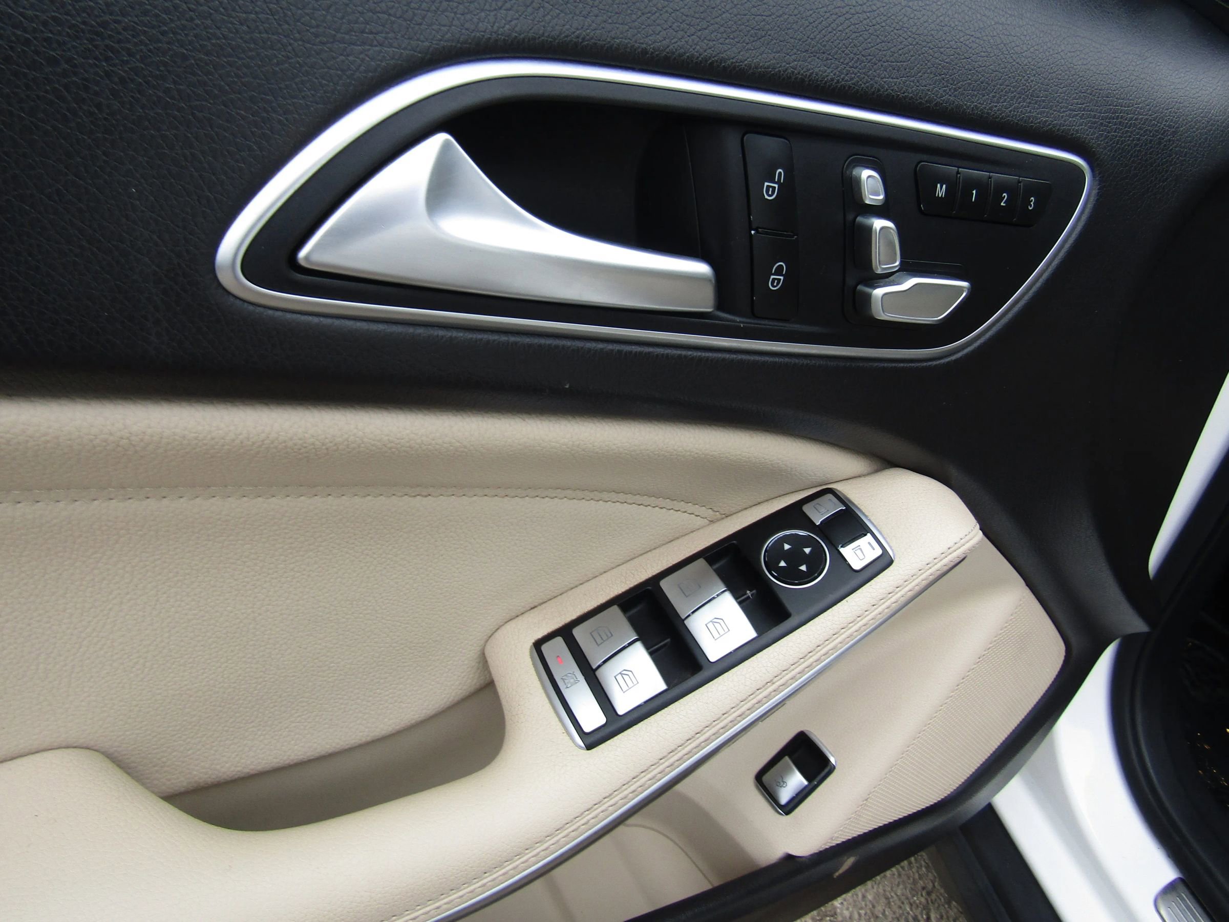 Used 2020 Mercedes-Benz GLA 250 4MATIC w/ Premium Package image 18