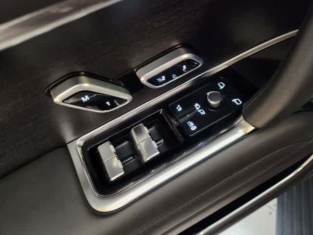 Used 2025 Land Rover Range Rover Long Wheelbase Autobiography AWD/4WD image 39