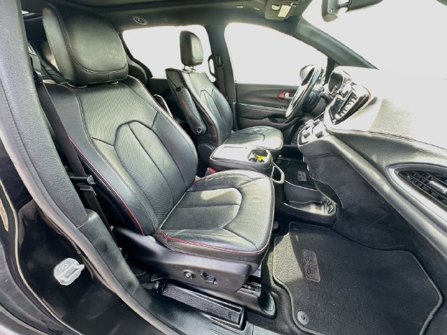 Used 2020 Chrysler Pacifica Limited FWD image 32