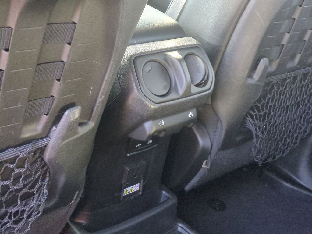 Used 2018 Jeep Wrangler Unlimited Rubicon image 25