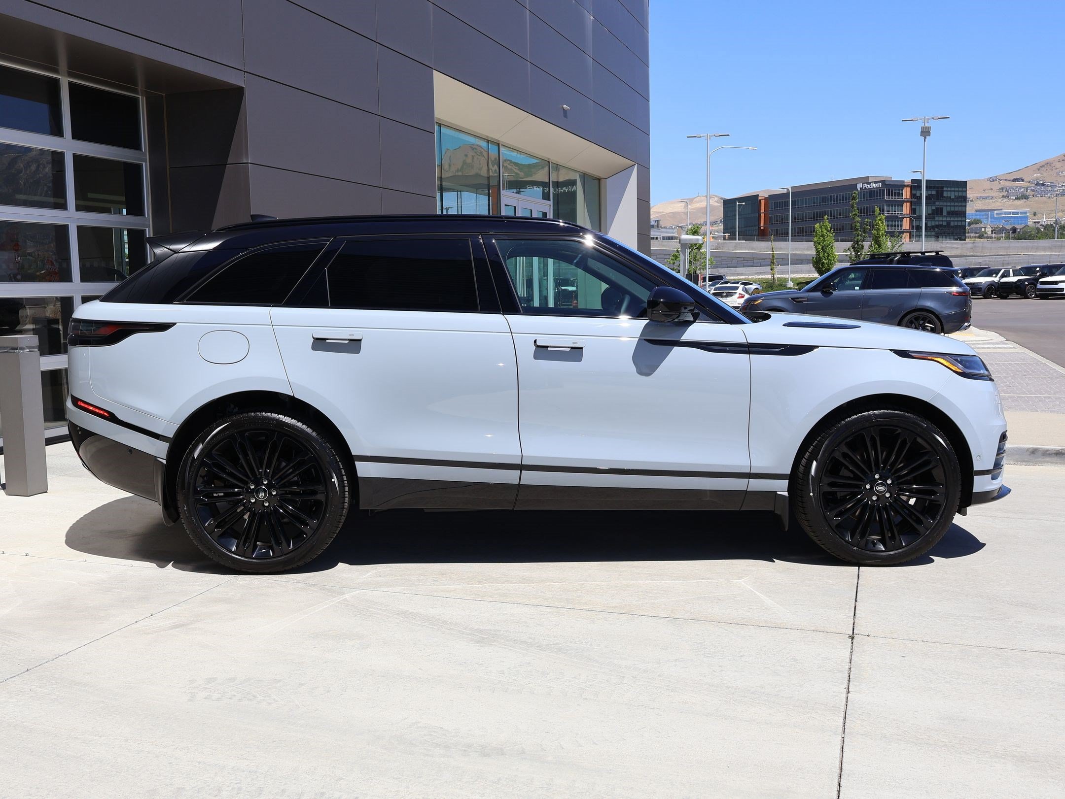 New 2026 Land Rover Range Rover Velar Dynamic SE AWD/4WD image 4